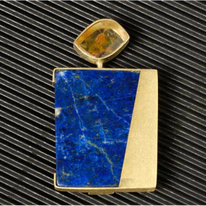 Broche oro lapislazuli y cuarzo dendrita